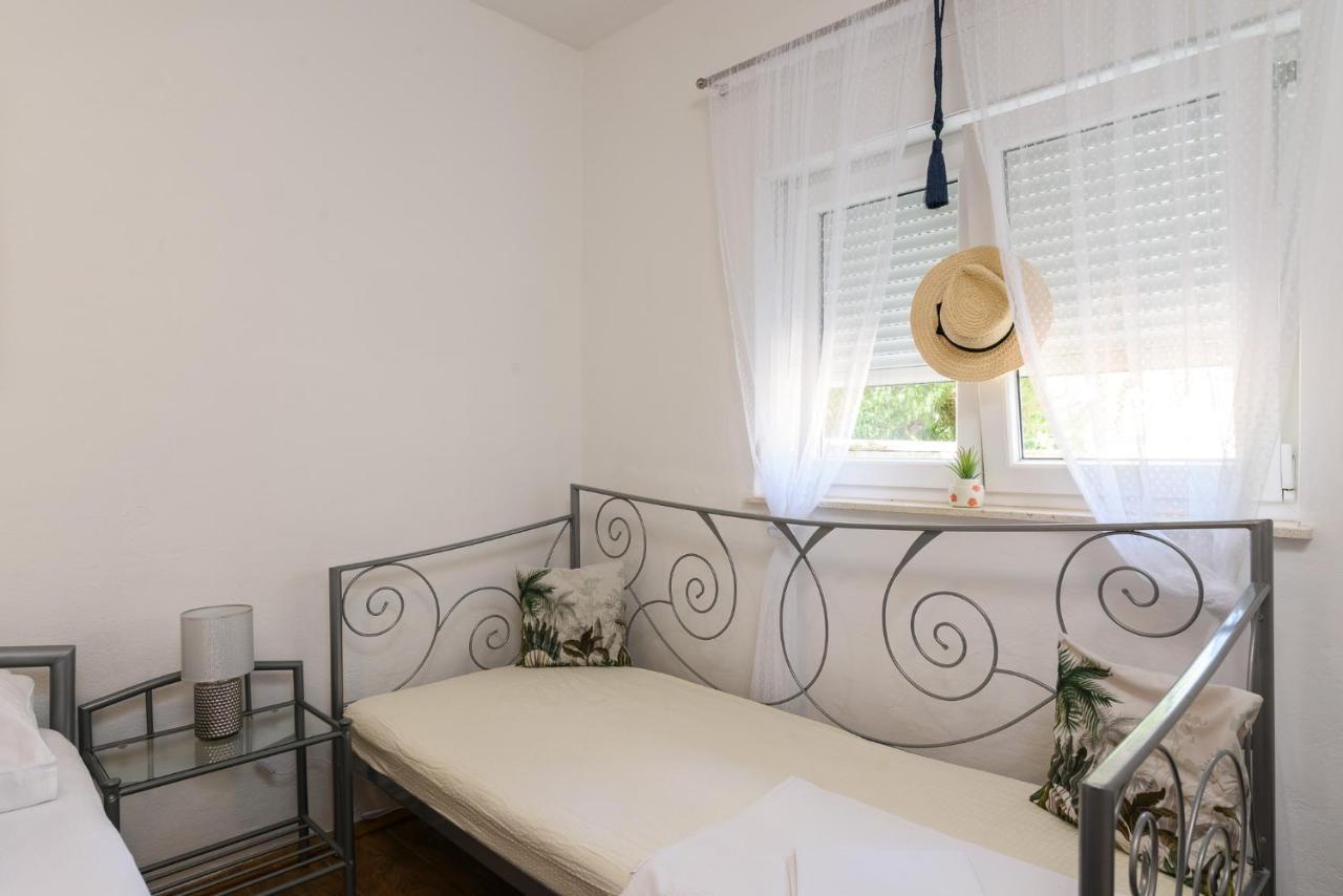 Apartments Mare Trogir Bagian luar foto