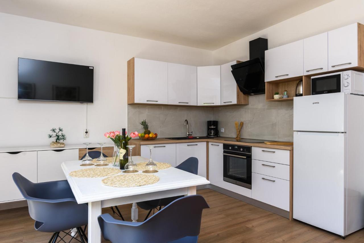 Apartments Mare Trogir Bagian luar foto