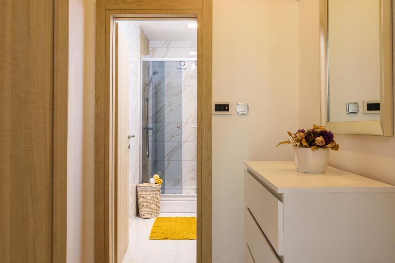 Apartments Mare Trogir Bagian luar foto