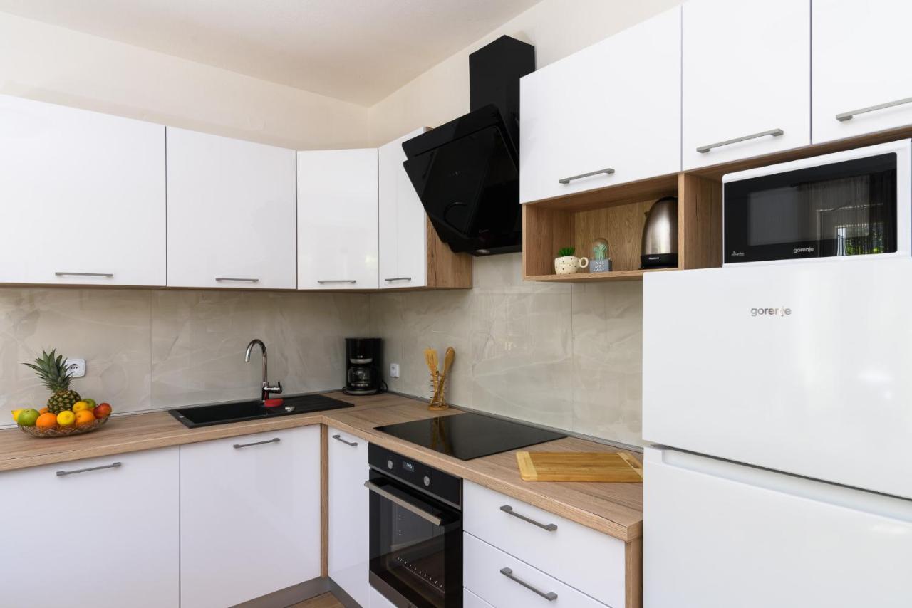 Apartments Mare Trogir Bagian luar foto