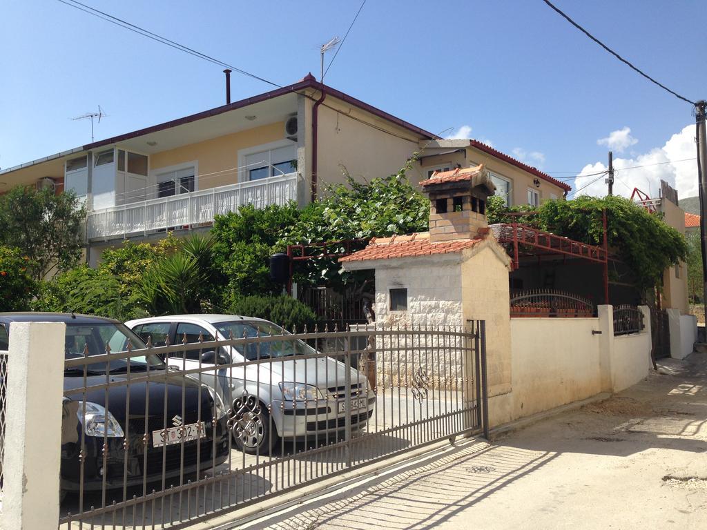 Apartments Mare Trogir Bagian luar foto