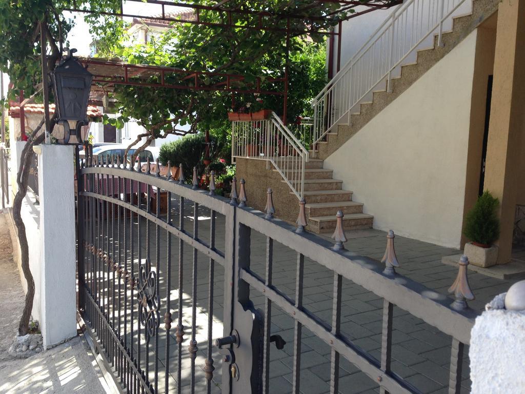 Apartments Mare Trogir Bagian luar foto