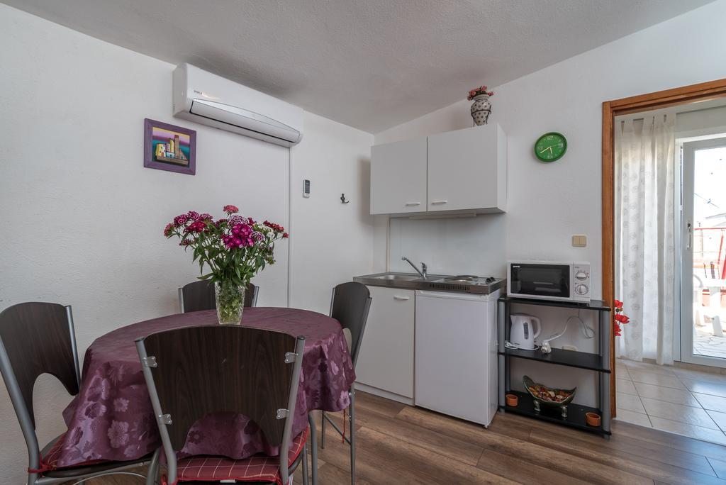 Apartments Mare Trogir Bagian luar foto