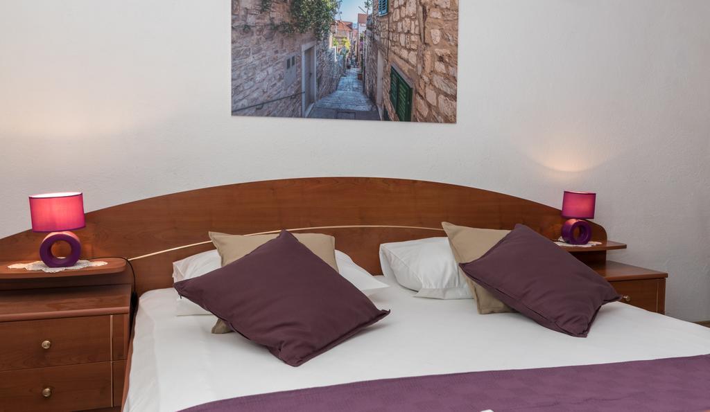 Apartments Mare Trogir Bagian luar foto