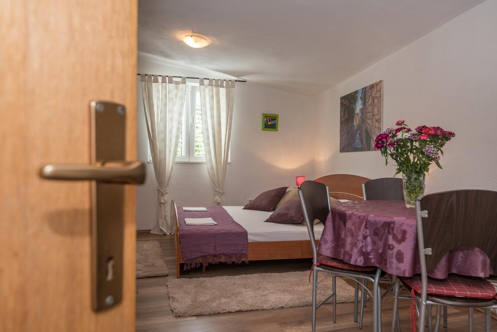 Apartments Mare Trogir Bagian luar foto