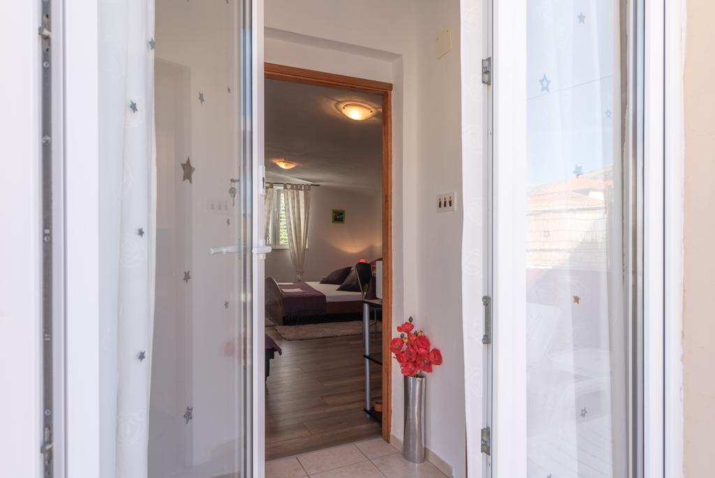 Apartments Mare Trogir Bagian luar foto