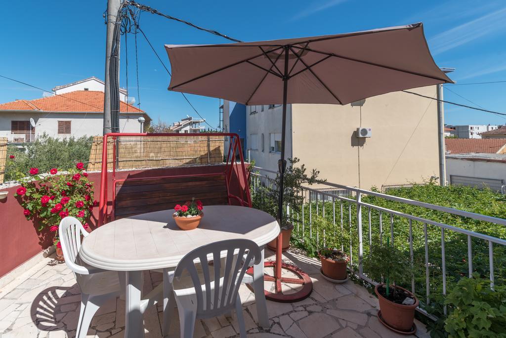 Apartments Mare Trogir Bagian luar foto