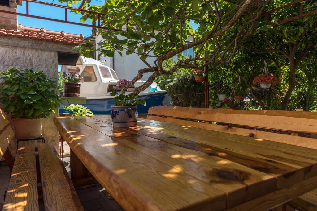 Apartments Mare Trogir Bagian luar foto