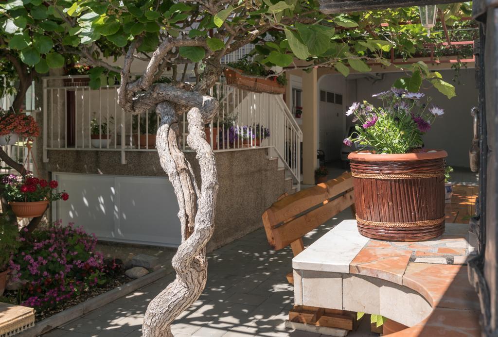 Apartments Mare Trogir Bagian luar foto